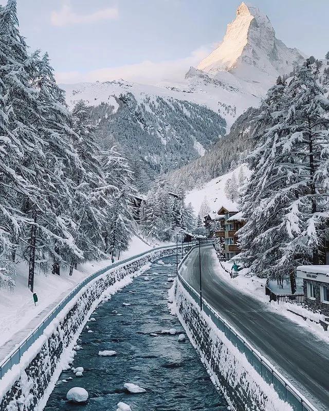 欧洲最纯净的童话小镇，只有雪山、木屋、马车和你!